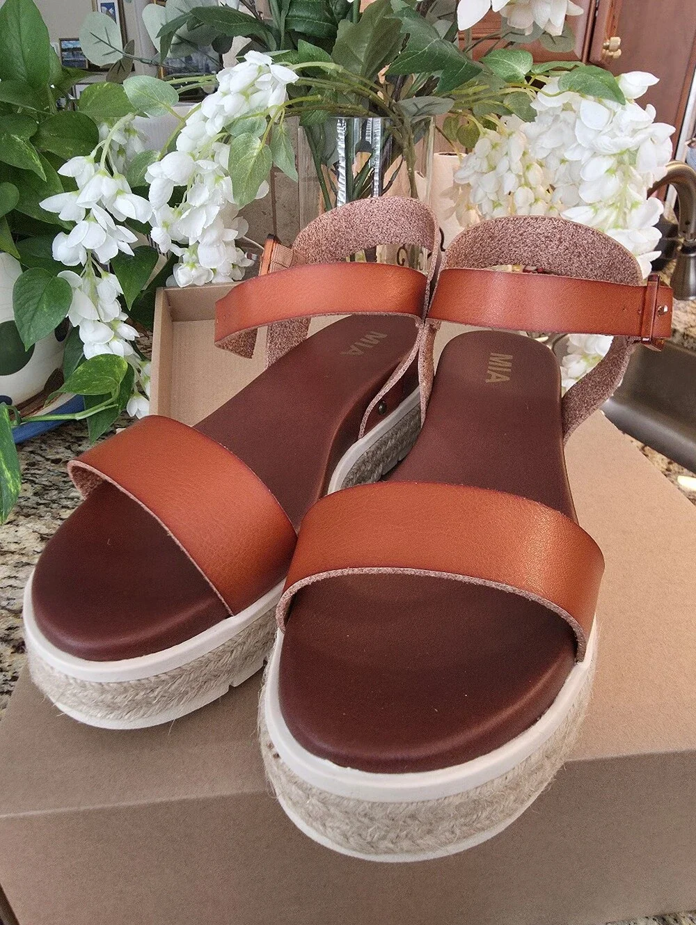 New In Box MIA Women's Cognac Leather Platform Sandals Sz 8.5